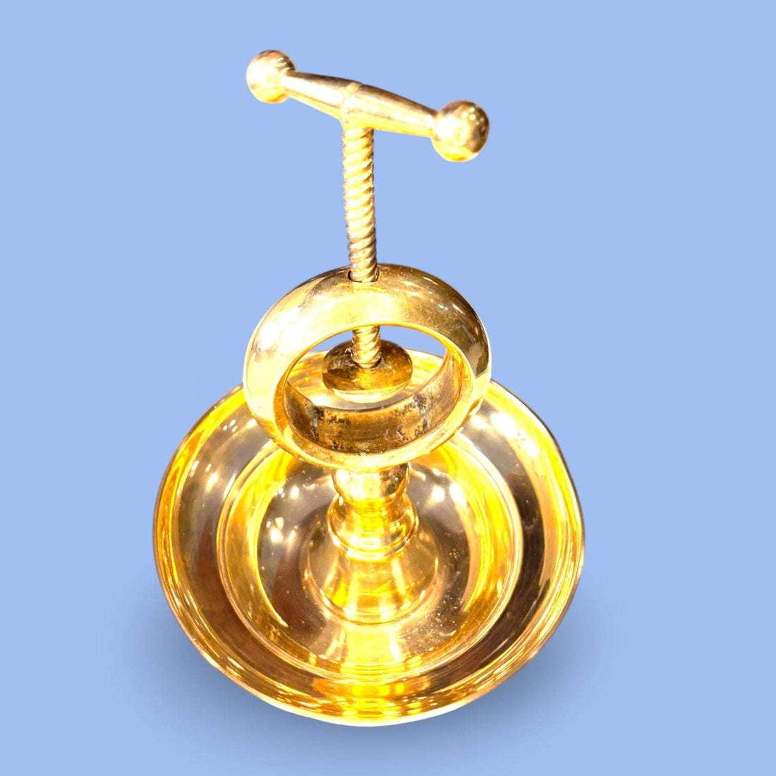 Este Cascanueces destaca por su equilibrio entre utilidad y belleza decorativa. 