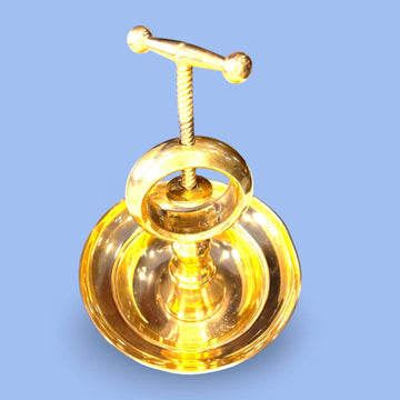 Este Cascanueces destaca por su equilibrio entre utilidad y belleza decorativa. 