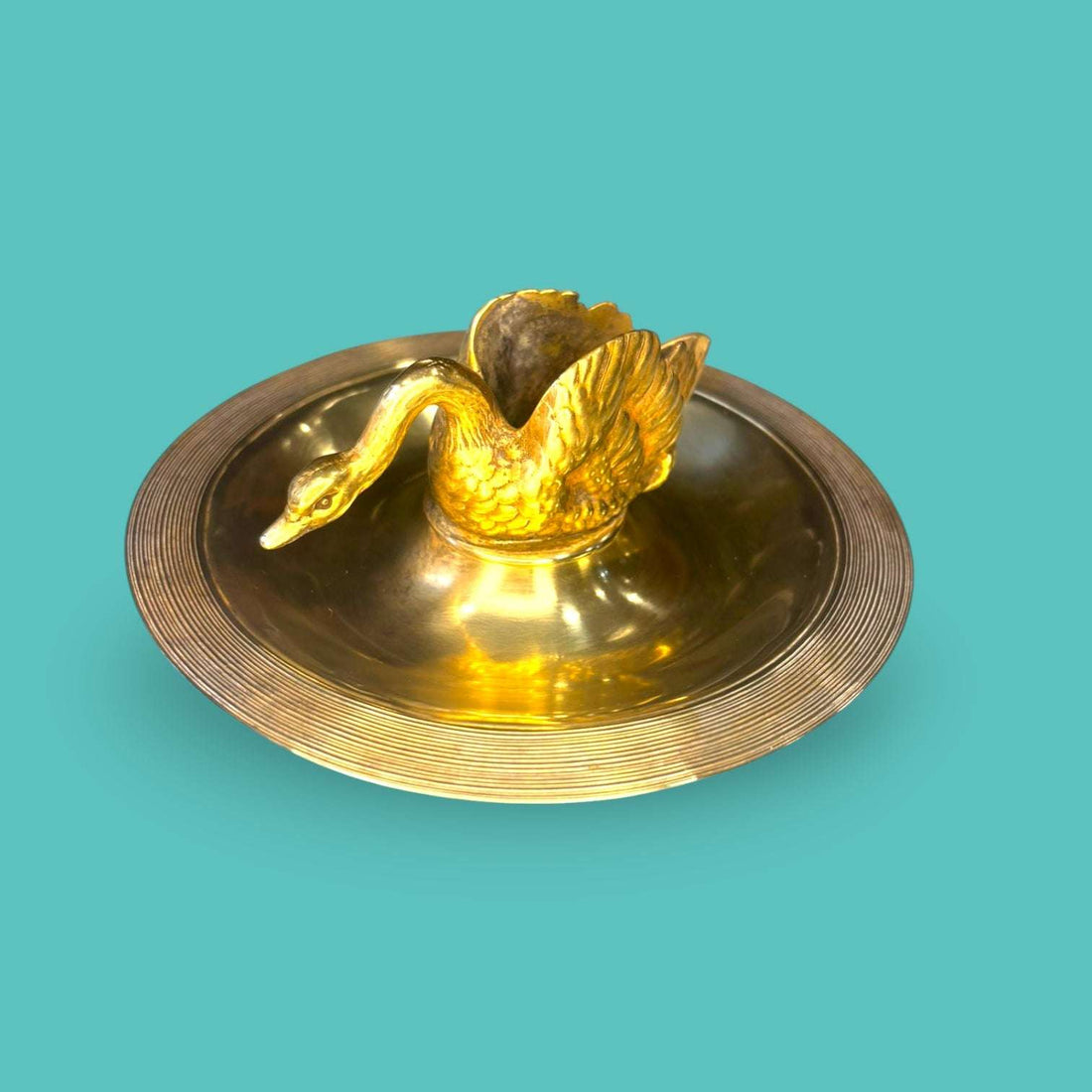 Esta Palamatoria no es un simple portavelas: es una pieza con carácter, volumen y valor decorativo.
