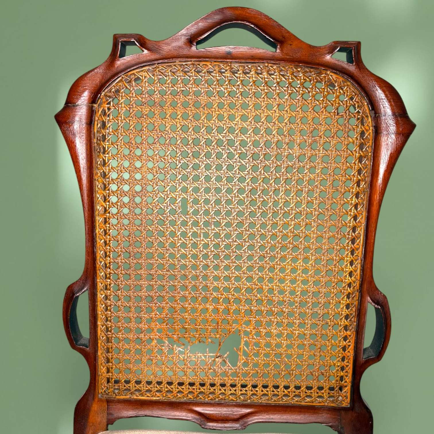 El respaldo de ratán o rejilla permite aligerar visualmente el conjunto, mientras que el asiento tapizado en tela clara aporta contraste, luminosidad y un aire refinado.