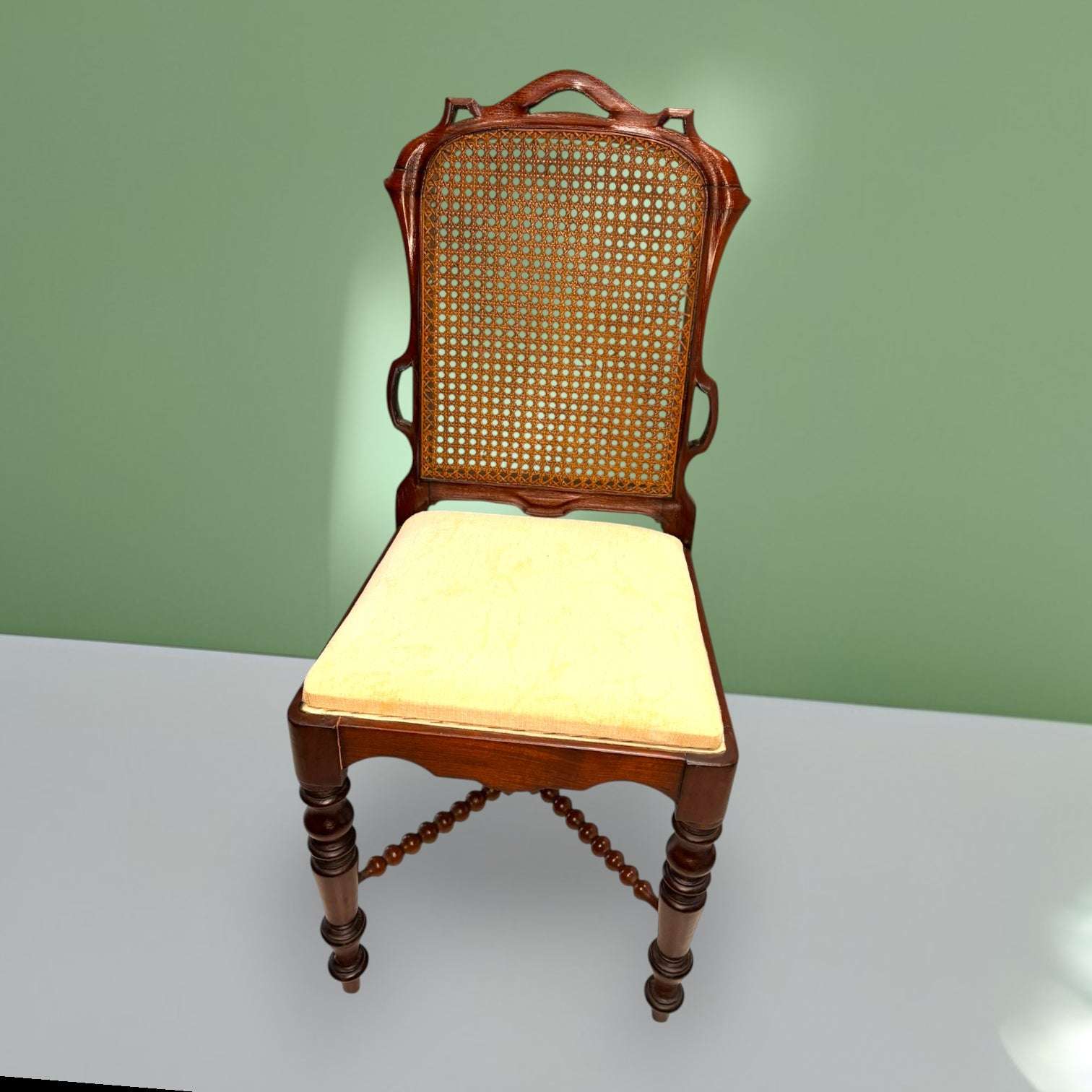 No son asientos comunes: son piezas con identidad, ideales para crear un comedor especial, completar una mesa antigua o dar protagonismo a un rincón elegante. S