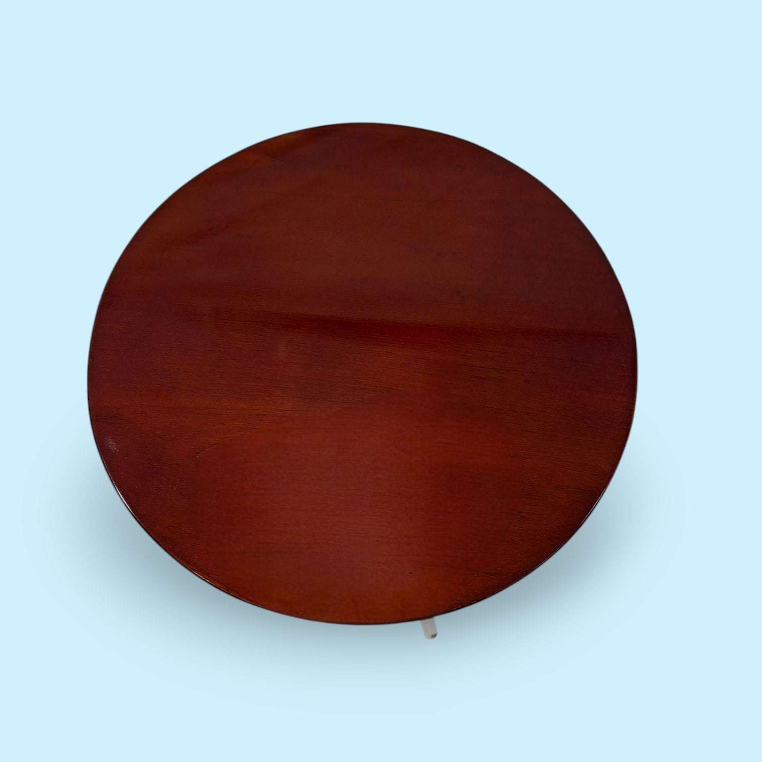 
Su sobre circular aporta suavidad visual, mientras que el pie central torneado y la base de tres patas curvas ofrecen una silueta equilibrada y elegante. Es una pieza c