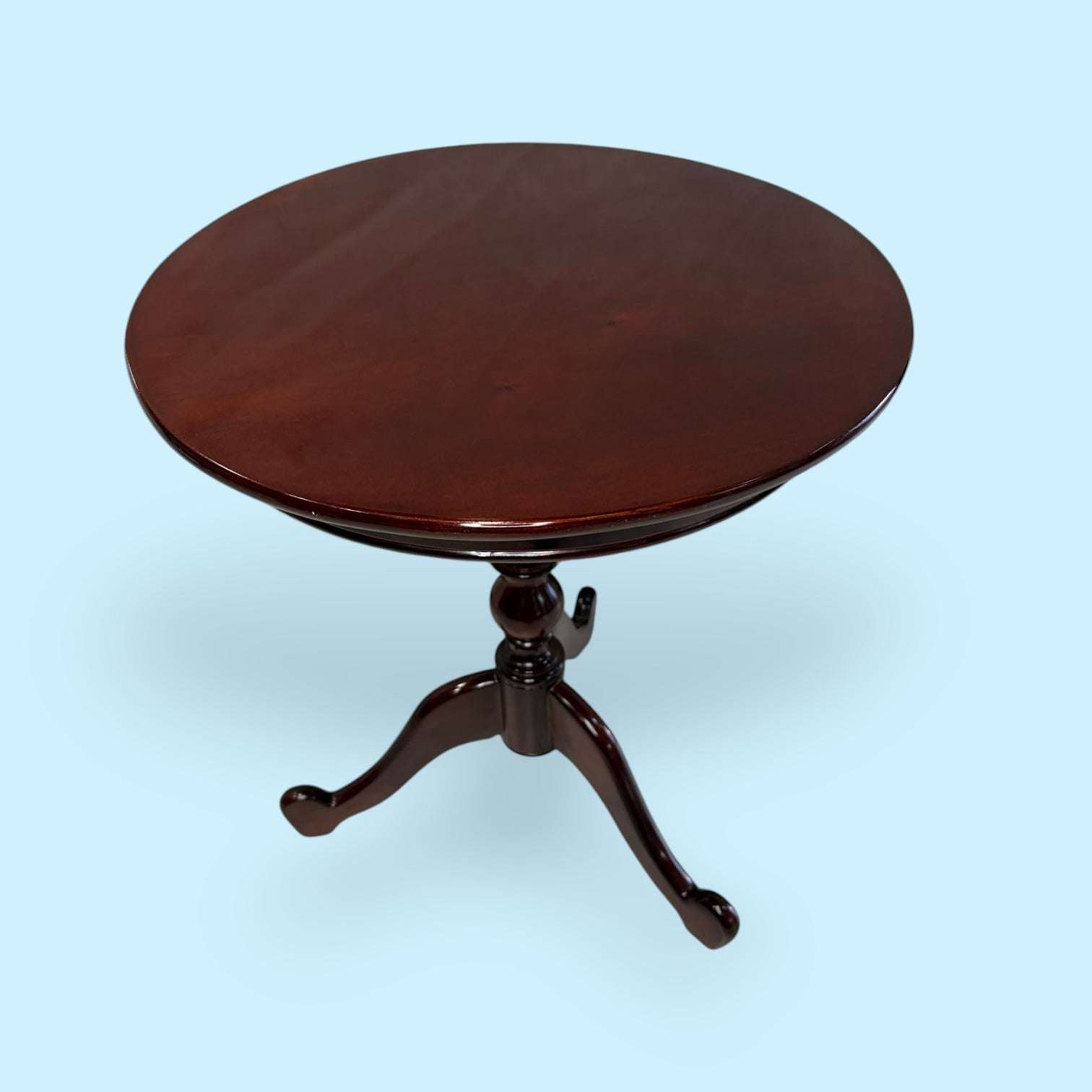 La función original de este tipo de mueble era servir como mesa auxiliar ligera y práctica, pensada para acompañar momentos cotidianos: apoyar una taza, una bandeja, una vela, un jarrón o una lámpara.