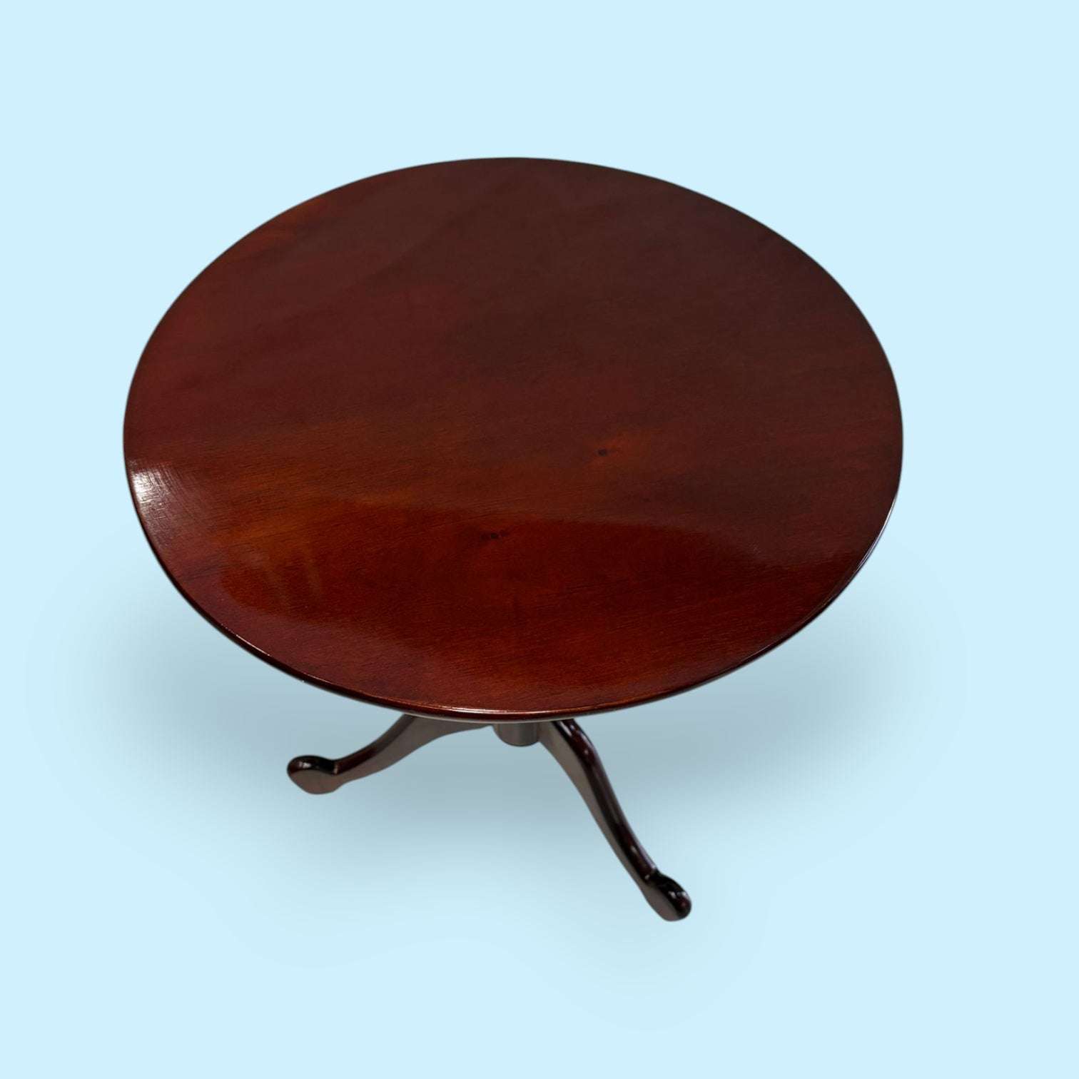 
Su sobre circular aporta suavidad visual, mientras que el pie central torneado y la base de tres patas curvas ofrecen una silueta equilibrada y elegante. Es una pieza c