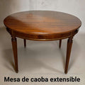 La función original de esta pieza es servir como mesa de comedor extensible, una solución clásica para hogares donde el espacio y la elegancia debían convivir. 