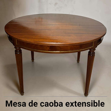 La función original de esta pieza es servir como mesa de comedor extensible, una solución clásica para hogares donde el espacio y la elegancia debían convivir. 