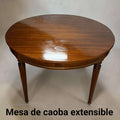 Cerrada mantiene una forma redonda equilibrada y cómoda; abierta adquiere una presencia ovalada, ideal para recibir invitados sin perder estilo. 