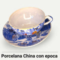 Su encanto está en la combinación de porcelana, dibujo azul, detalles dorados y escenas de inspiración oriental, creando una presencia visual muy especial. 