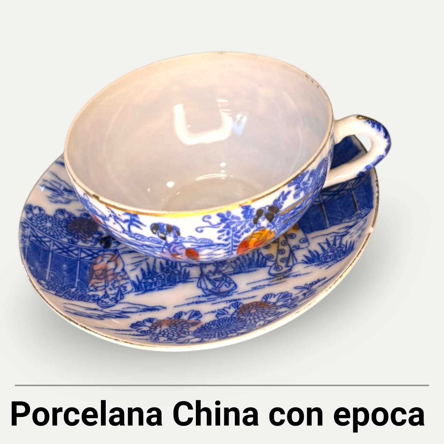 Su encanto está en la combinación de porcelana, dibujo azul, detalles dorados y escenas de inspiración oriental, creando una presencia visual muy especial. 