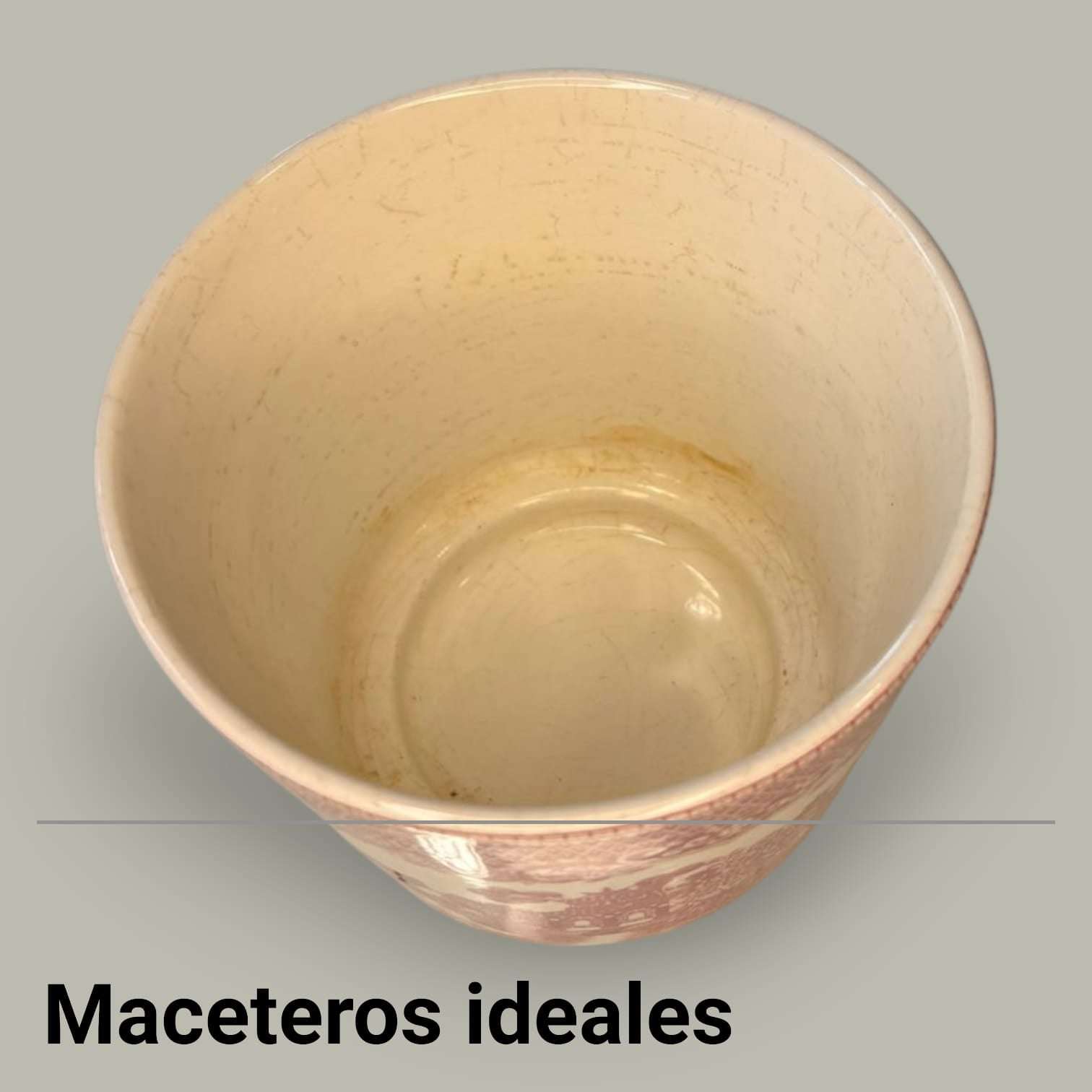 Comprar este cenicero es añadir un pequeño acento plateado con personalidad, historia visual y encanto atemporal.