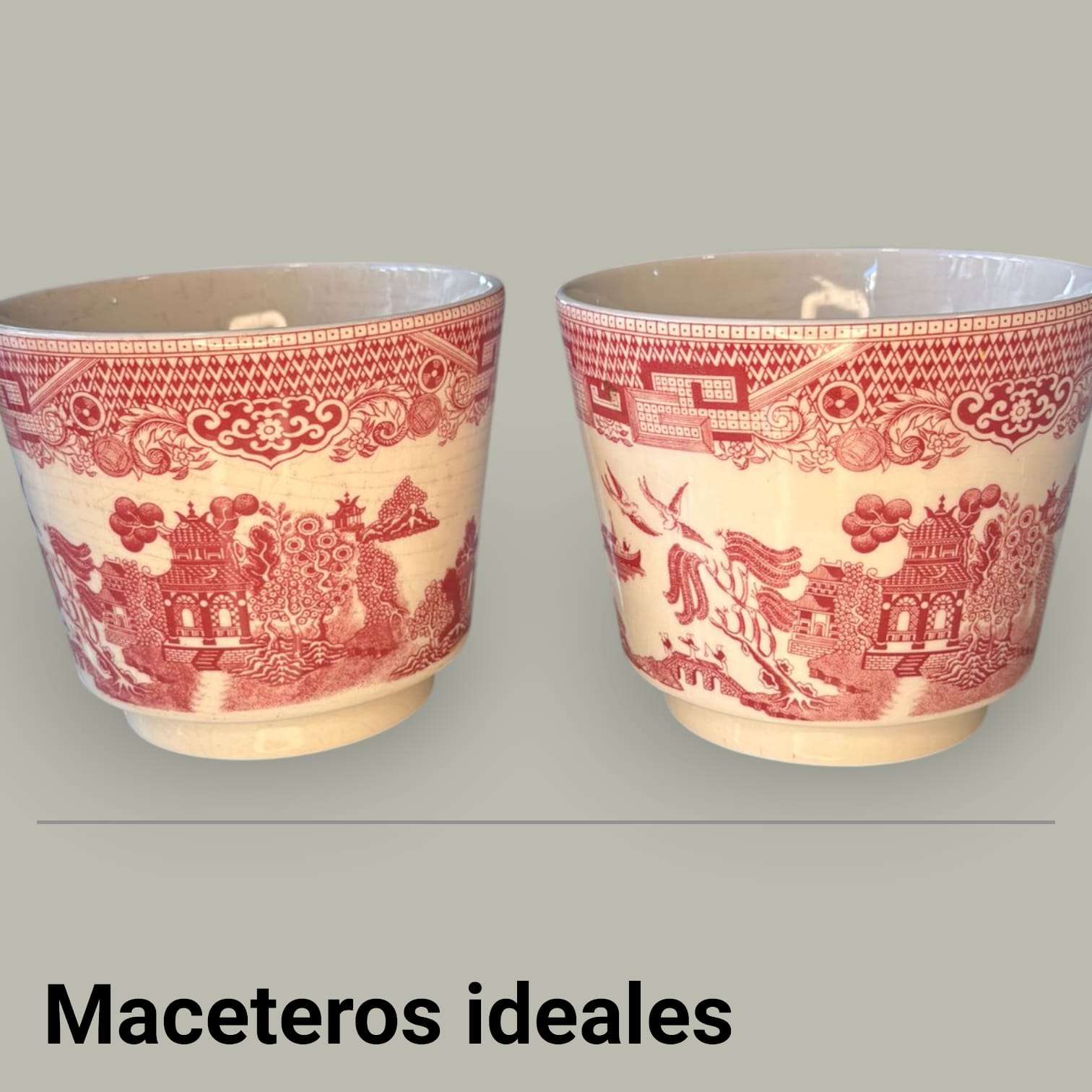 Este cenicero no destaca por exceso ornamental, sino por su equilibrio: metal luminoso, forma limpia y detalles laterales que lo convierten en una pieza limitada y difícil de repetir. 