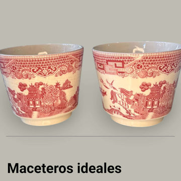 Este cenicero no destaca por exceso ornamental, sino por su equilibrio: metal luminoso, forma limpia y detalles laterales que lo convierten en una pieza limitada y difícil de repetir. 