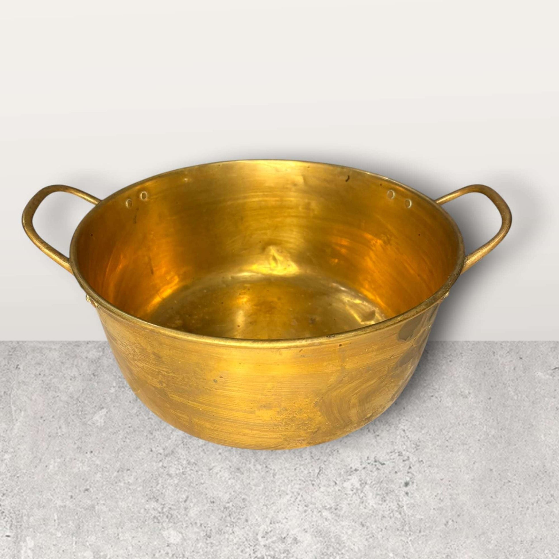 Este Caldero de metal dorado es una pieza con mucha presencia visual, perfecta para quienes buscan objetos decorativos con carácter, volumen y encanto antiguo. 