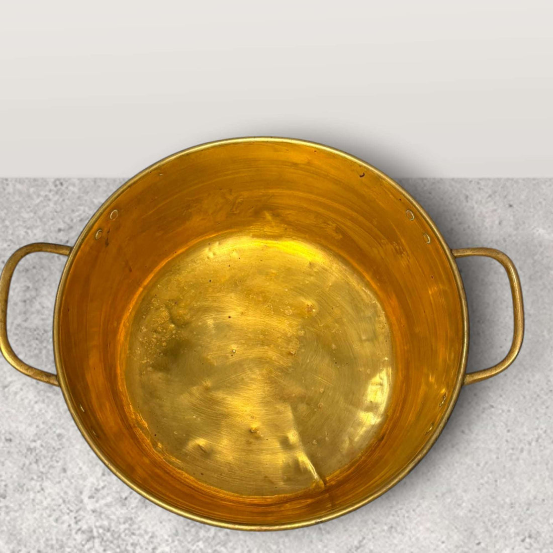 Este Caldero de metal dorado es una pieza con mucha presencia visual, perfecta para quienes buscan objetos decorativos con carácter, volumen y encanto antiguo. 