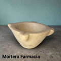 El mármol muestra tono crema envejecido, pátina amarillenta interior, pequeñas manchas, desgaste superficial y textura natural de la piedra.