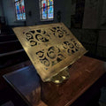 Puede utilizarse para presentar una Biblia, un misal, un libro antiguo o simplemente como elemento decorativo con carácter sacro y elegante.
