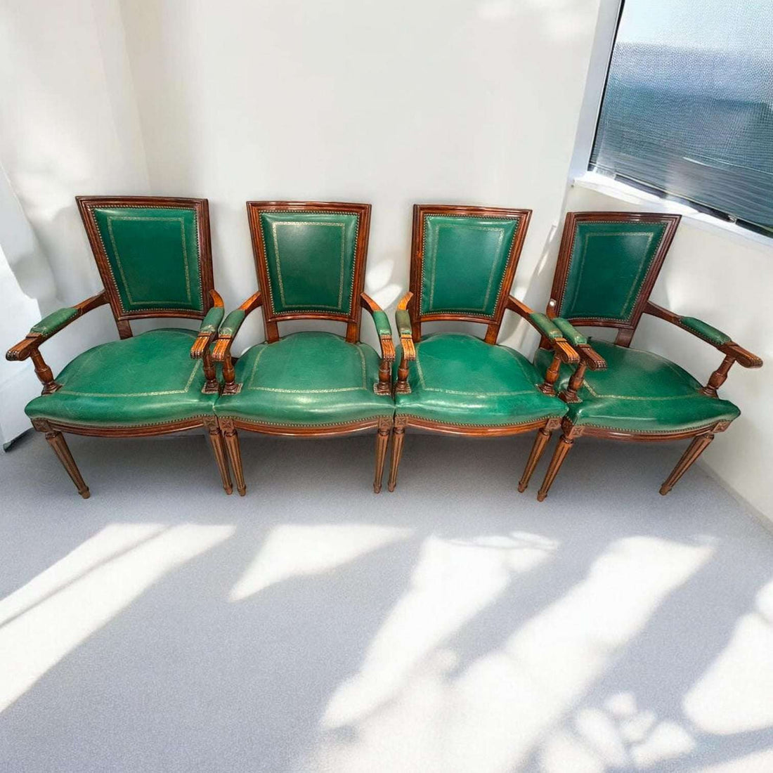 Estos sillones de caoba con cuero verde son piezas de gran presencia, pensadas originalmente para ofrecer asiento cómodo y representativo en espacios de despacho, sala, comedor o recepción.