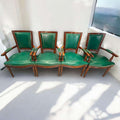  Su estructura de madera aporta calidez y solidez visual, mientras que el tapizado verde en asiento, respaldo y brazos crea una combinación elegante, clásica y muy decorativa. 