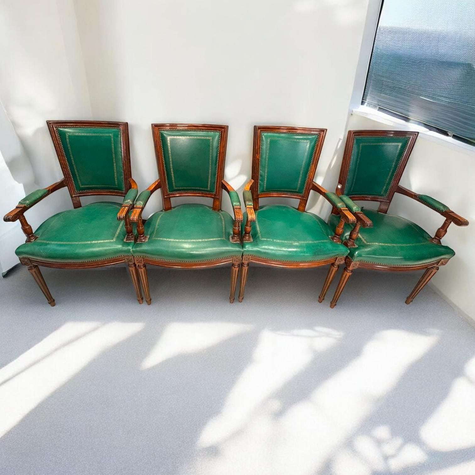  Su estructura de madera aporta calidez y solidez visual, mientras que el tapizado verde en asiento, respaldo y brazos crea una combinación elegante, clásica y muy decorativa. 