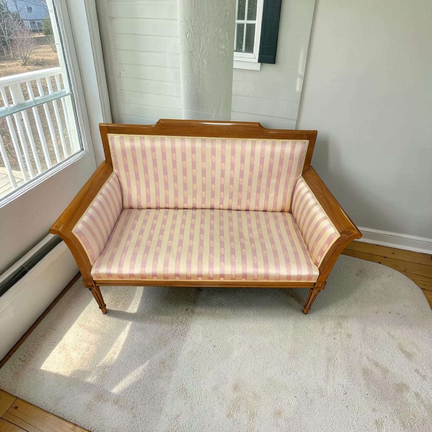  Su estructura de madera cálida enmarca un tapizado de rayas rosa y crema, con pequeños motivos decorativos que aportan suavidad y un aire romántico. Hoy funciona también como pieza protagonista para decorar un rincón especial, crear una zona de lectura o dar presencia a un espacio 