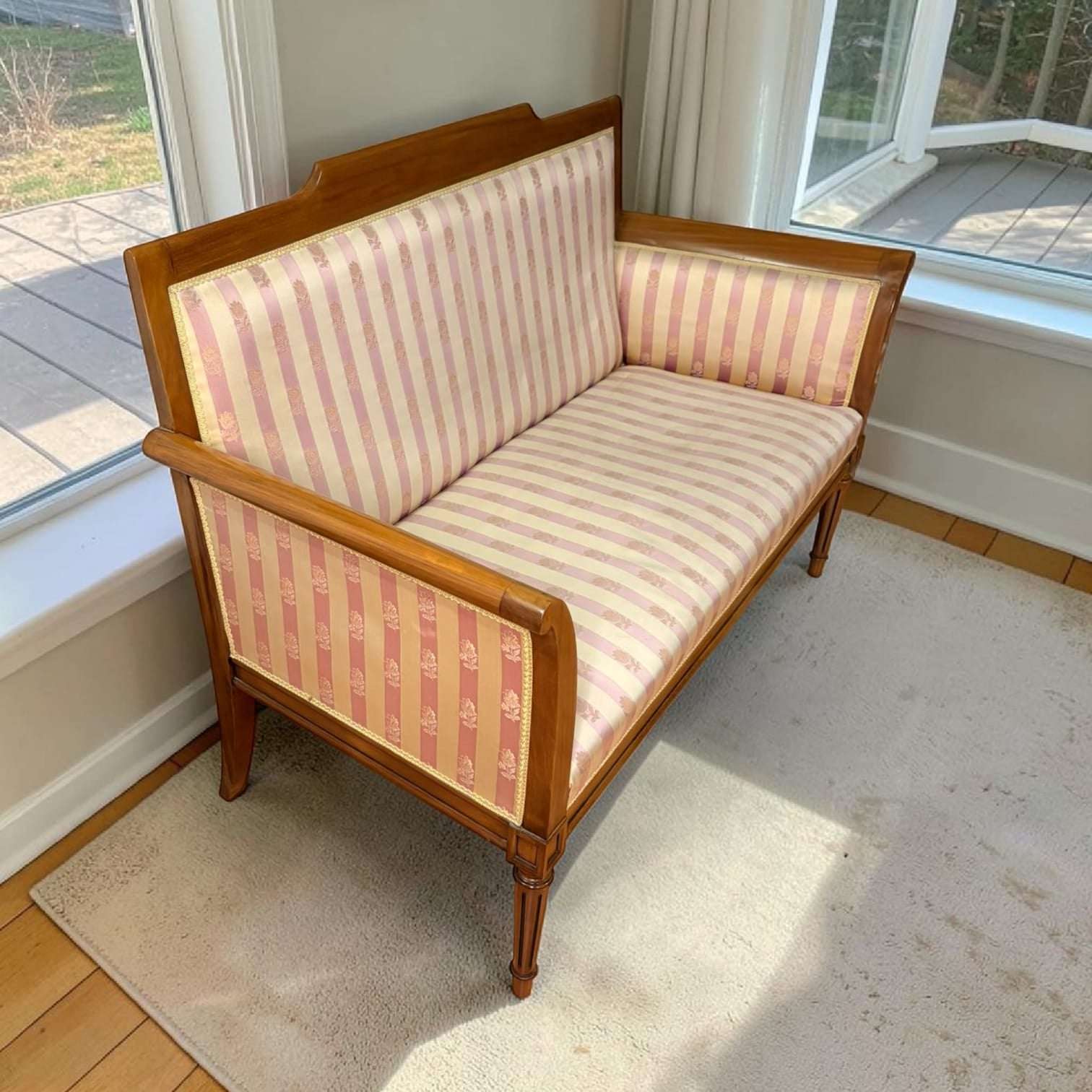 Este sofá de caoba con tapizado estilo eduardiano es una pieza antigua de gran delicadeza visual, pensada originalmente para ofrecer asiento elegante en salones, recibidores, dormitorios o zonas de descanso con carácter refinado.