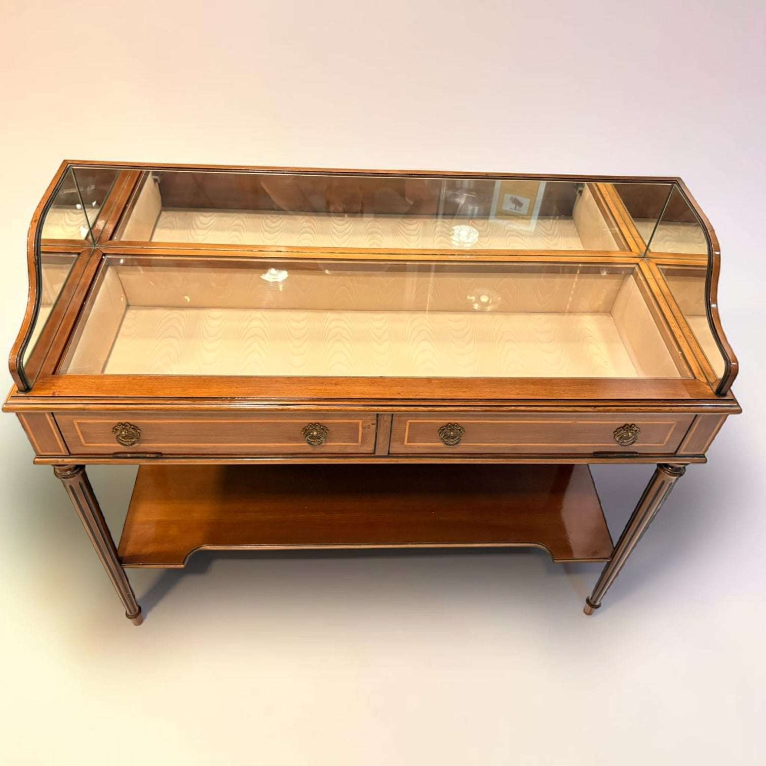  En portugués: uma vitrine elegante para expor peças com valor, memória e distinção.