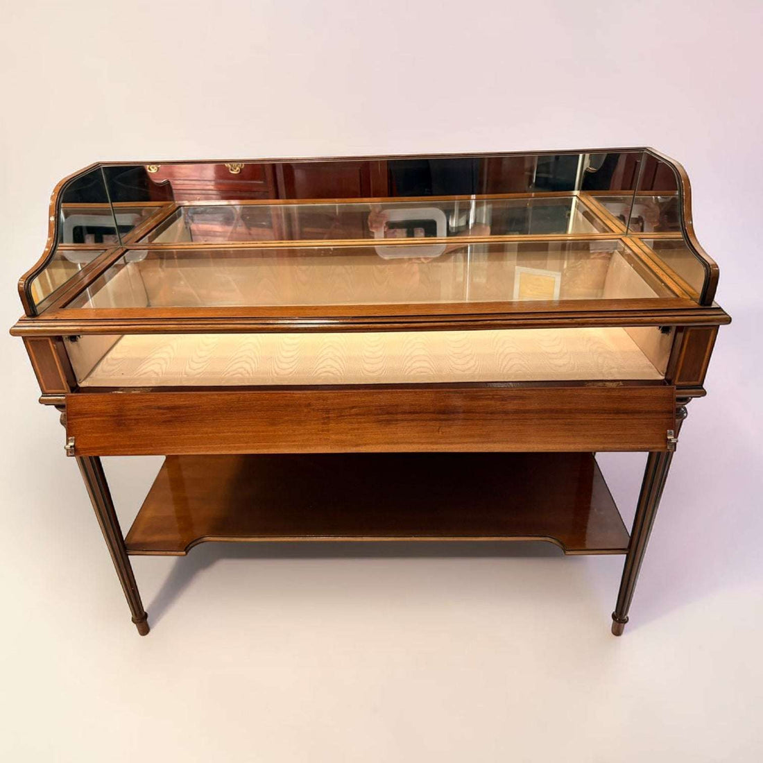 Este expositor de caoba con cristal transparente es un mueble antiguo pensado para presentar objetos con la importancia que merecen.