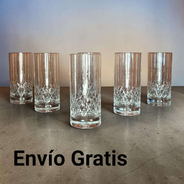 Este lote de 6 vasos largos en cristal tallado es una colección elegante para quienes valoran la mesa bien presentada, el ritual de servir una bebida y el encanto de las piezas con carácter.