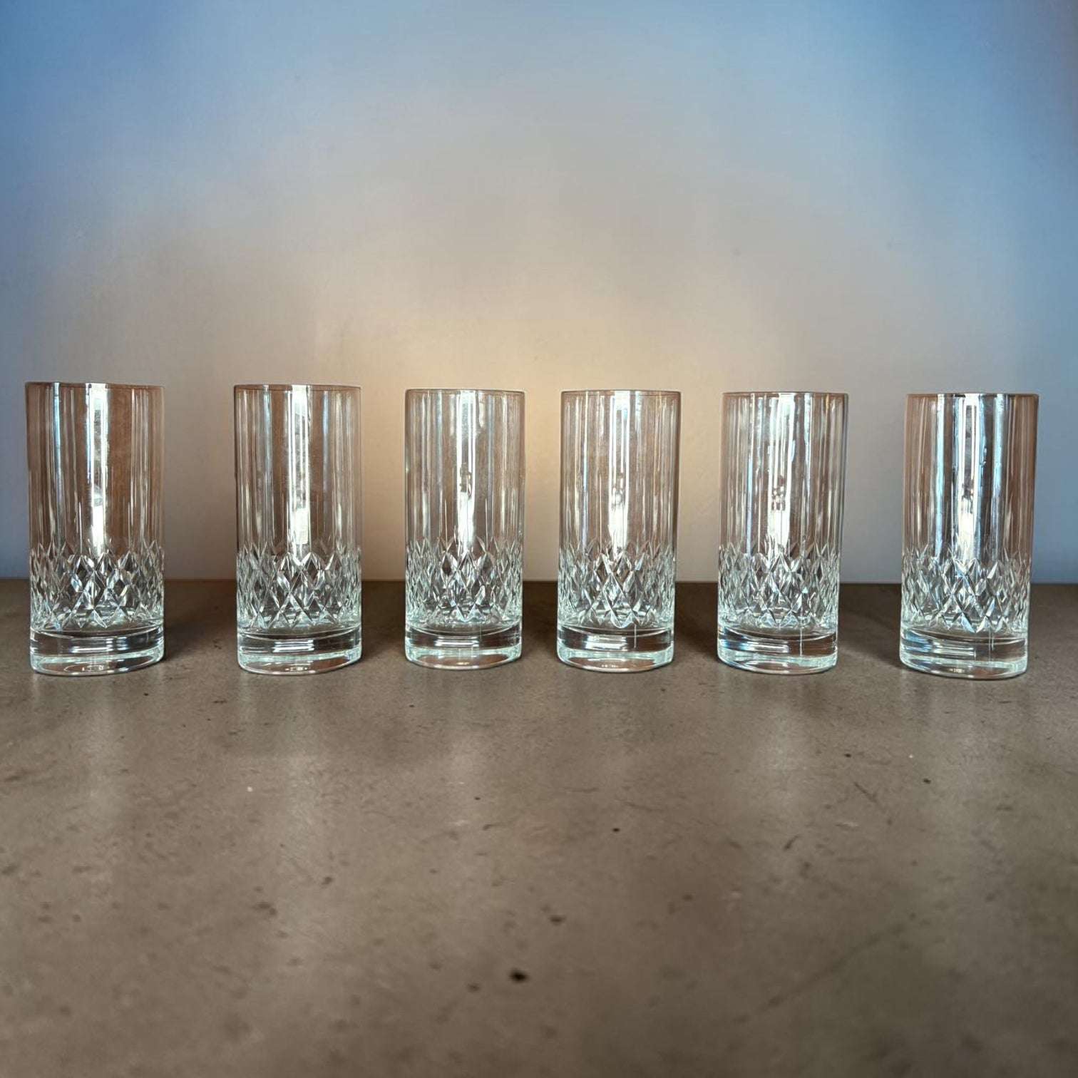 No son simples recipientes: son piezas limitadas, únicas y nuevas dentro de nuestra selección, capaces de elevar el momento de servir una bebida y de aportar brillo a cualquier mueble bar o vitrina. Su tallado inferior crea un juego de luz muy atractivo, especialmente cuando se colocan juntos.