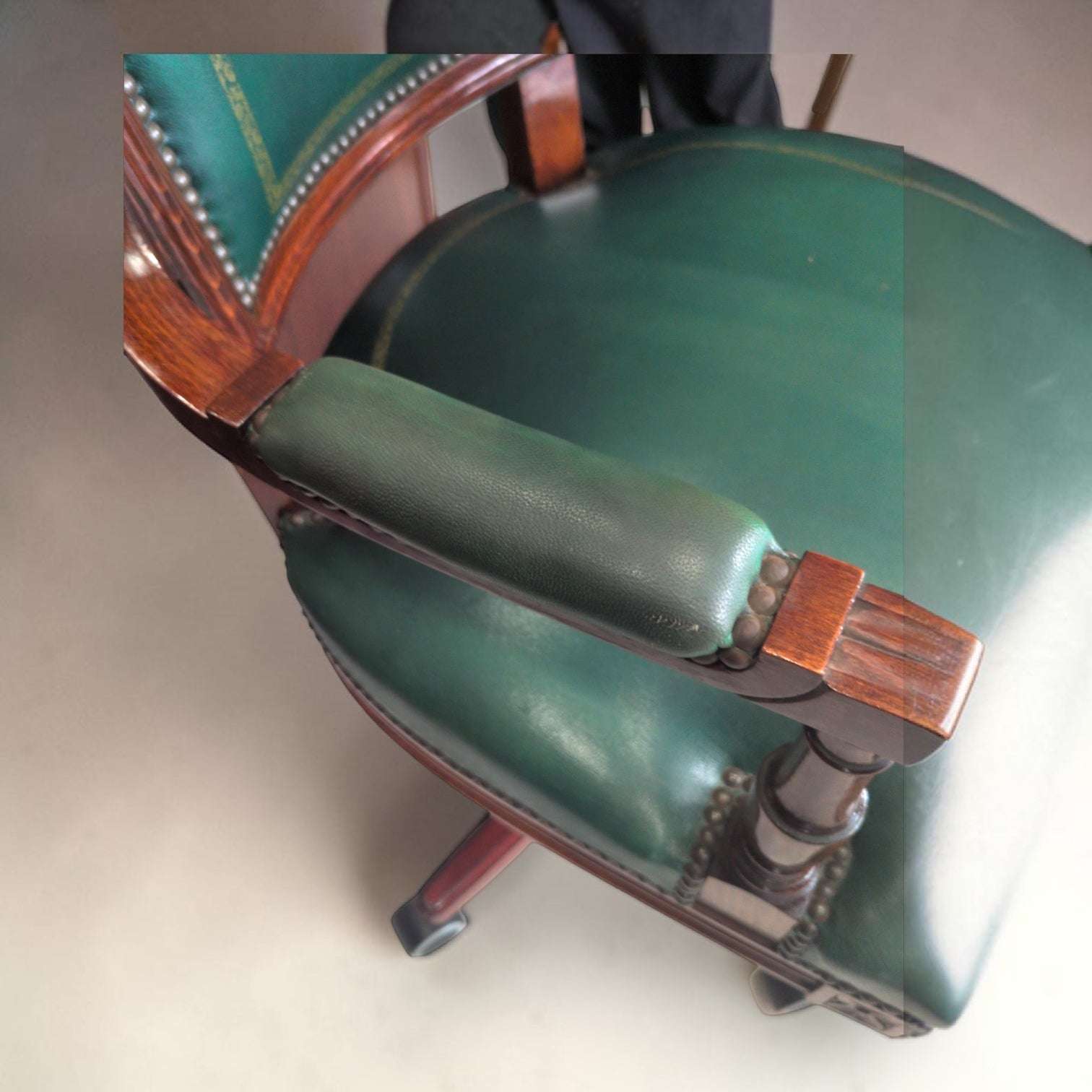  En las imágenes se aprecian tachuelas decorativas, líneas doradas en el cuero, brazos curvados con soportes torneados y base de cinco radios con ruedas nuevas. 