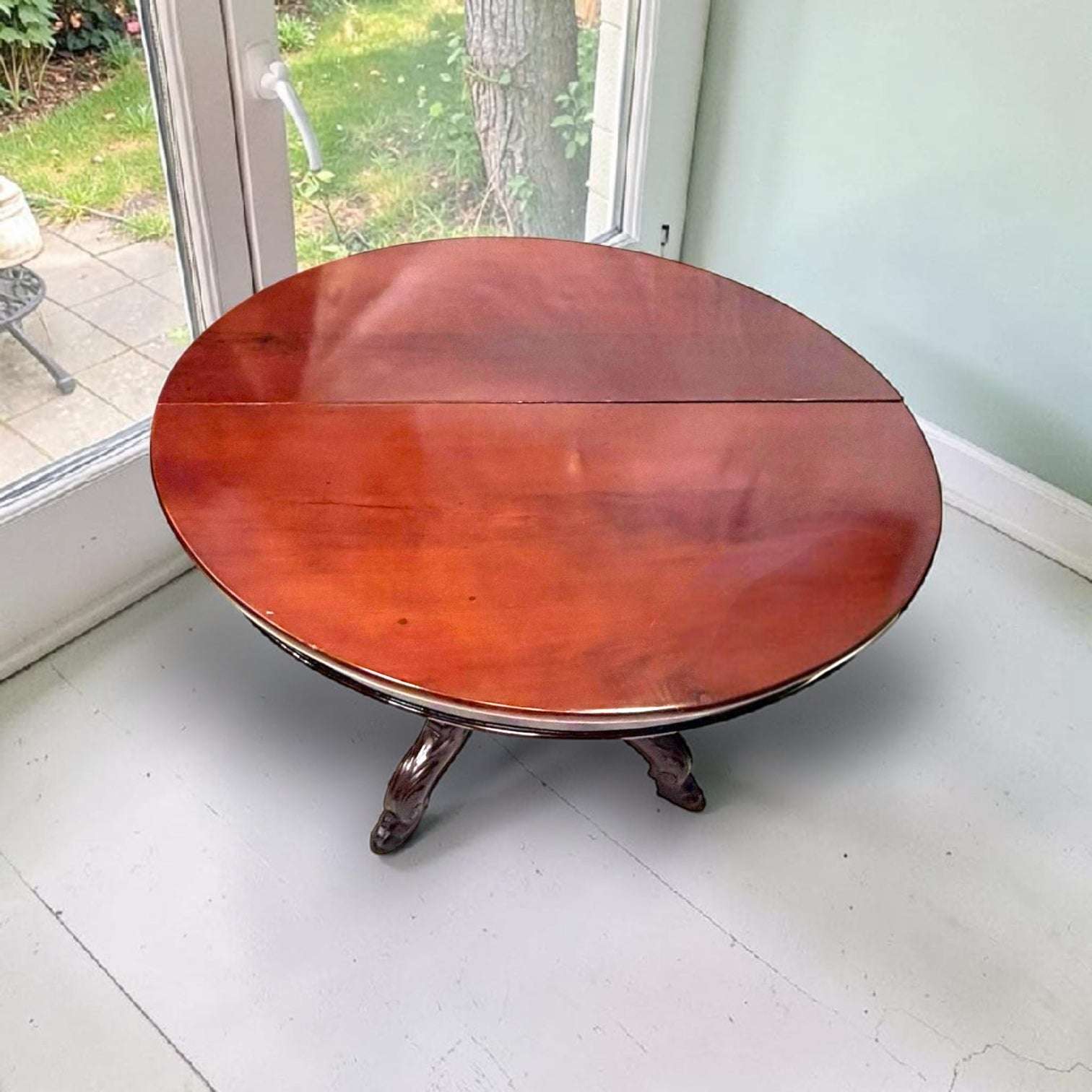 
Además, su diseño con pie central torneado y cuatro patas talladas de líneas curvas la diferencia de otros muebles más sencillos. Es una pieza de disponibilidad li
