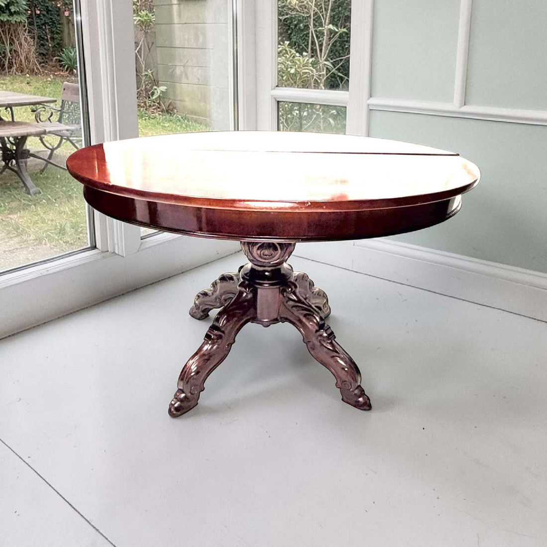 Esta Mesa de caoba es una pieza pensada para quienes buscan un mueble con presencia, utilidad real y valor decorativo