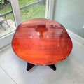  Su acabado brillante refleja la luz y realza el color de la caoba, aportando una sensación de mueble cuidado, distinguido y con mucha presencia.
