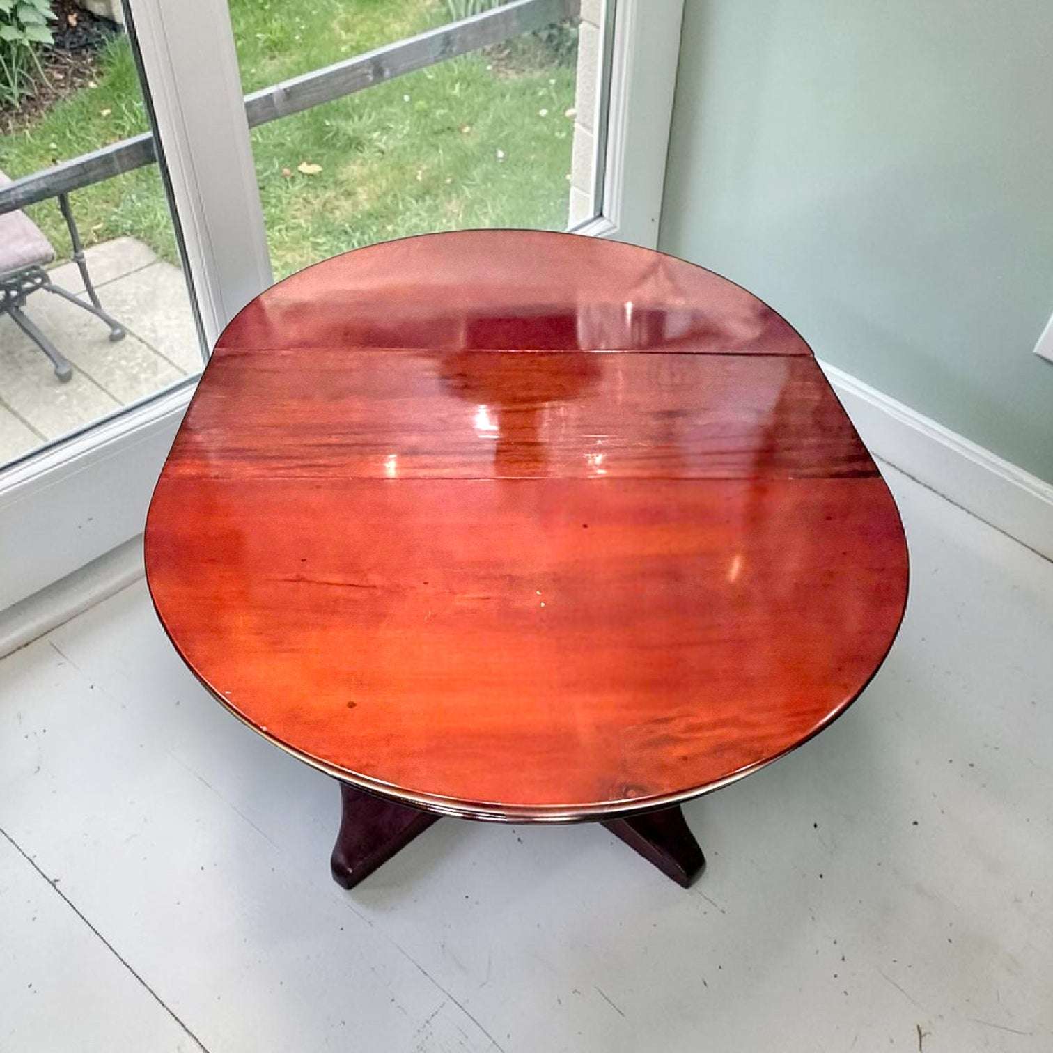 Su acabado brillante refleja la luz y realza el color de la caoba, aportando una sensación de mueble cuidado, distinguido y con mucha presencia.
