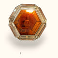 Su forma hexagonal le aporta una presencia muy especial, casi como un pequeño farol arquitectónico pensado para proyectar una luz cálida, íntima y envolvente.