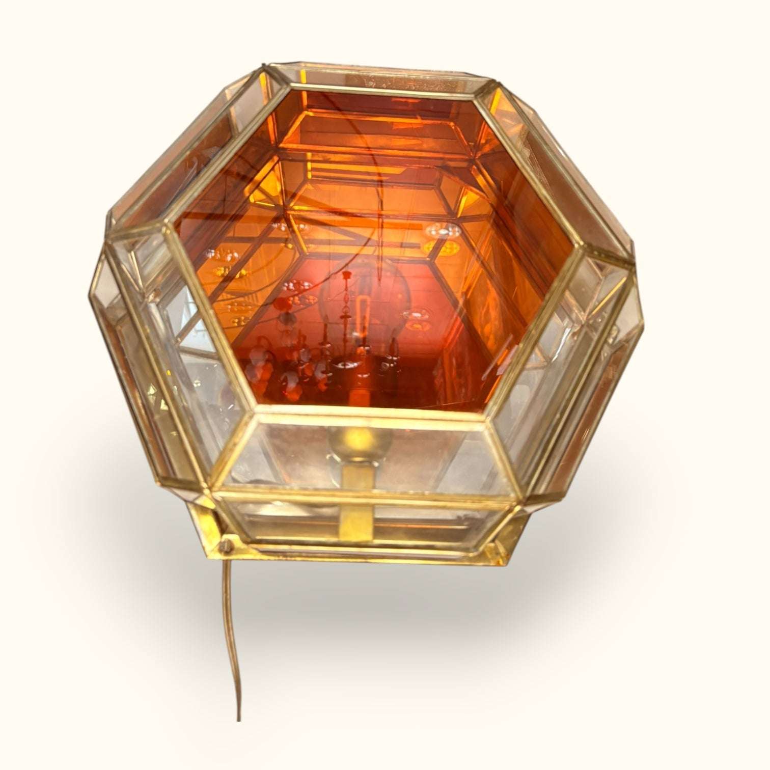 Su función original es iluminar una pared con carácter decorativo, aportando ambiente en pasillos, entradas, salones, patios interiores, bodegas, tabancos, casas con encanto o espacios de ins