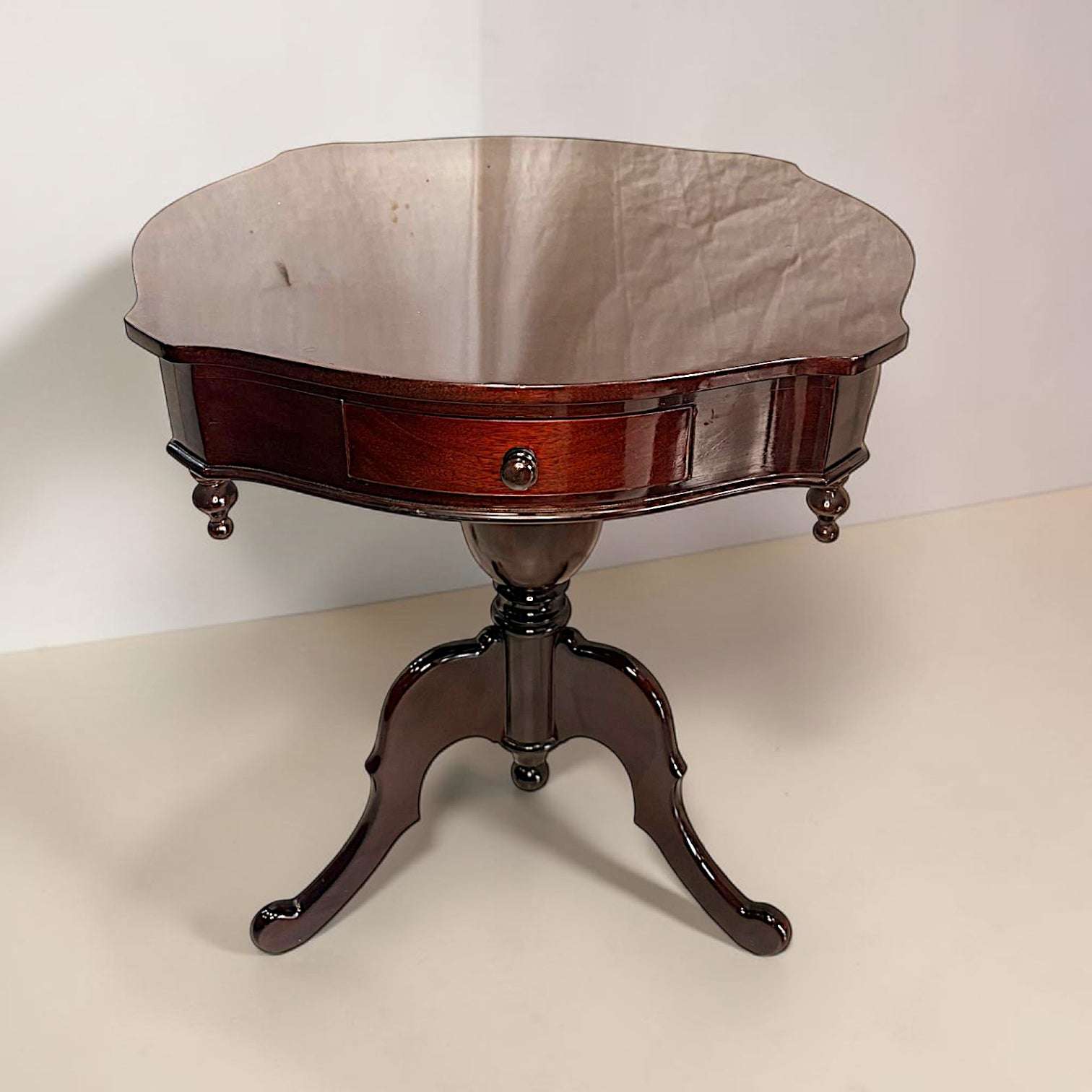 Su función original era servir como mesa de apoyo en salones, dormitorios o zonas de lectura, permitiendo colocar una lámpara, un libro, una bandeja, objetos personales o pequeños elementos decorativos. 