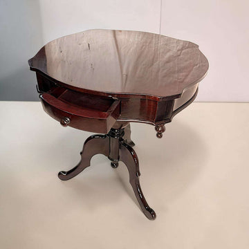 Esta pieza de caoba destaca por su presencia elegante, su brillo profundo y su formato compacto, pensado para aportar utilidad sin ocupar demasiado espacio. 
