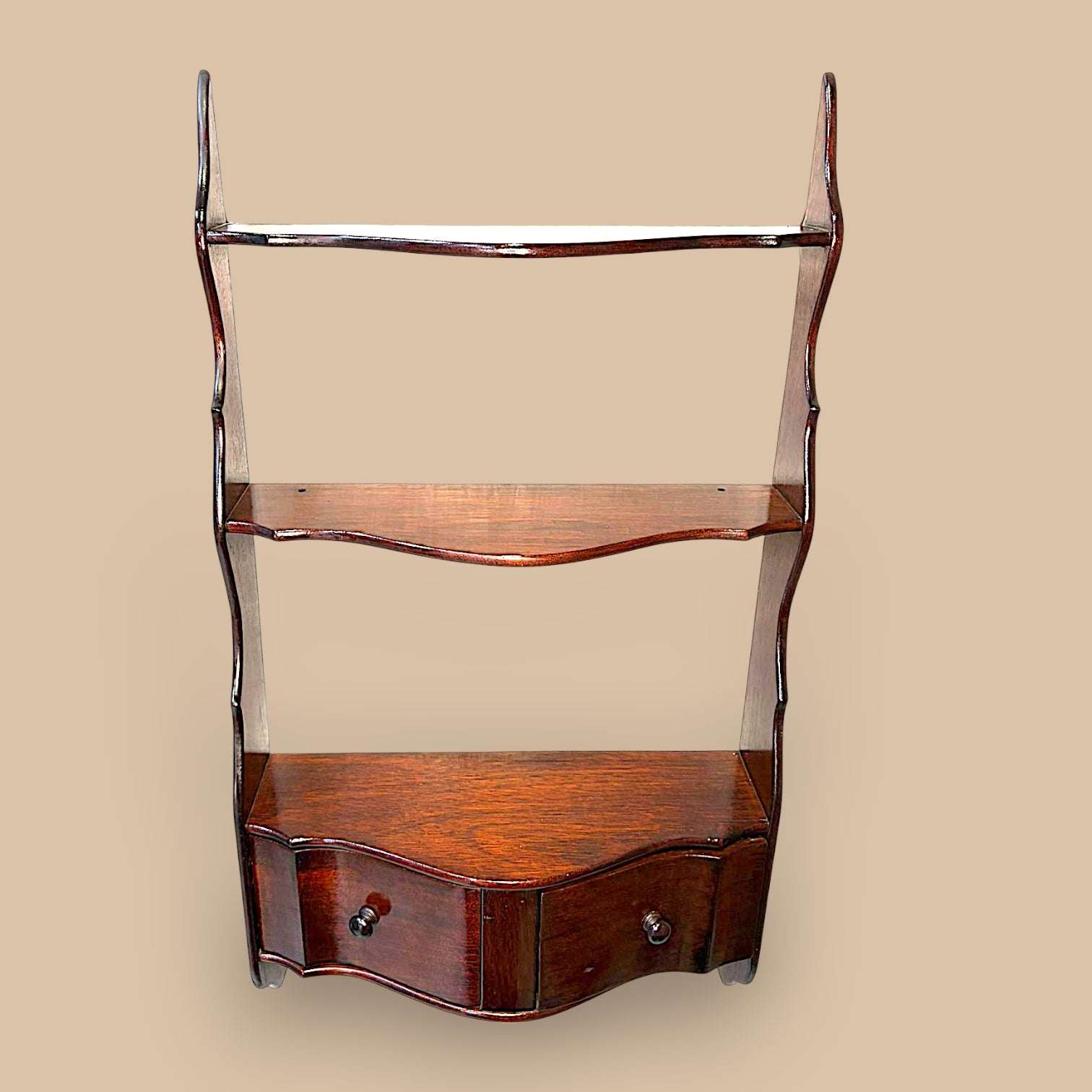 Actualmente, además de su uso práctico, funciona como un mueble decorativo con gran valor visual. 