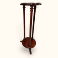 Este Pedestal de caoba es una pieza pensada para elevar visualmente plantas, jarrones, esculturas, lámparas pequeñas u objetos decorativos con presencia. 