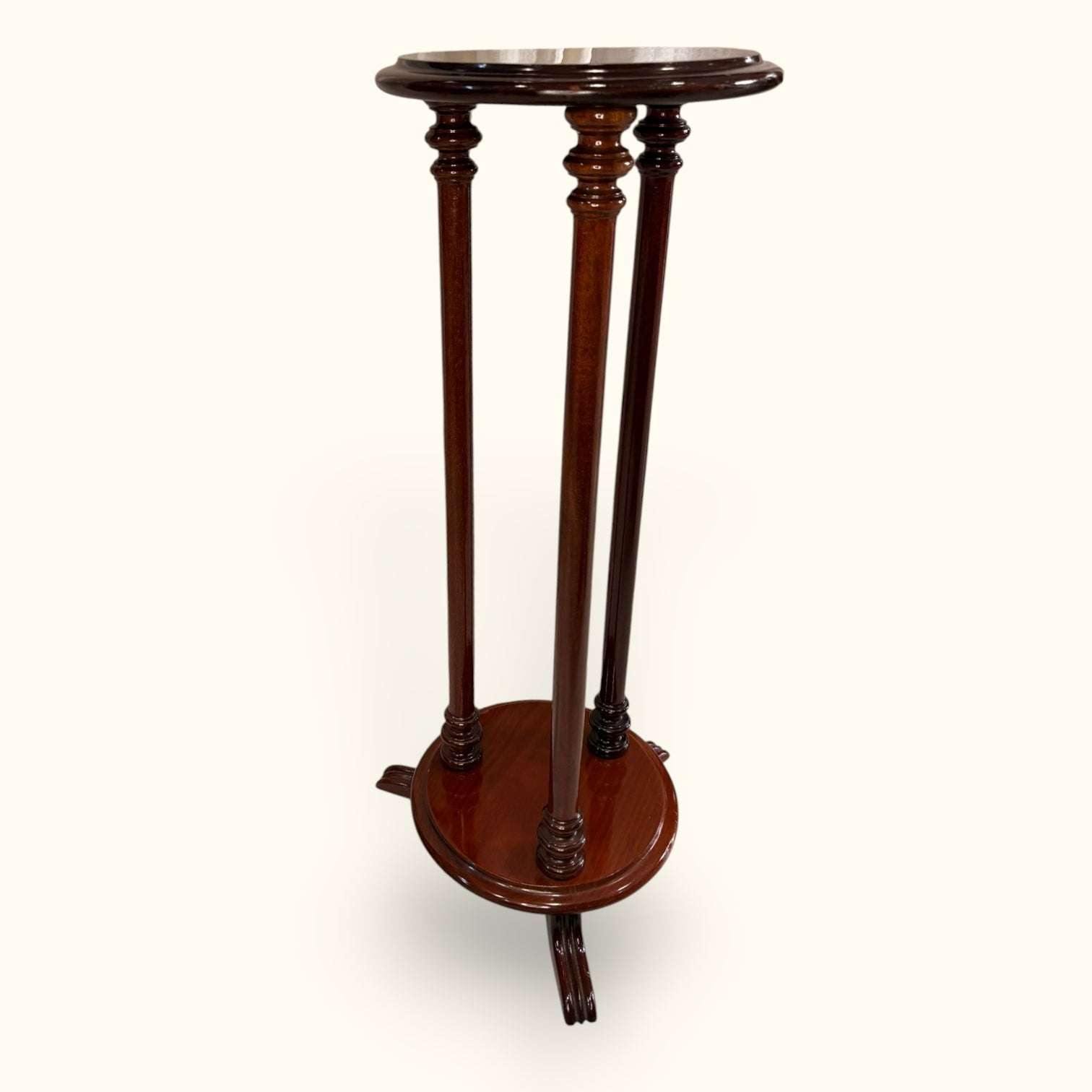 Este Pedestal de caoba es una pieza pensada para elevar visualmente plantas, jarrones, esculturas, lámparas pequeñas u objetos decorativos con presencia. 