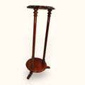 Su función original era servir como soporte alto para destacar una maceta o elemento ornamental, aportando altura, equilibrio y elegancia dentro de salones, recibidores, pasillos o rincones especiales.

