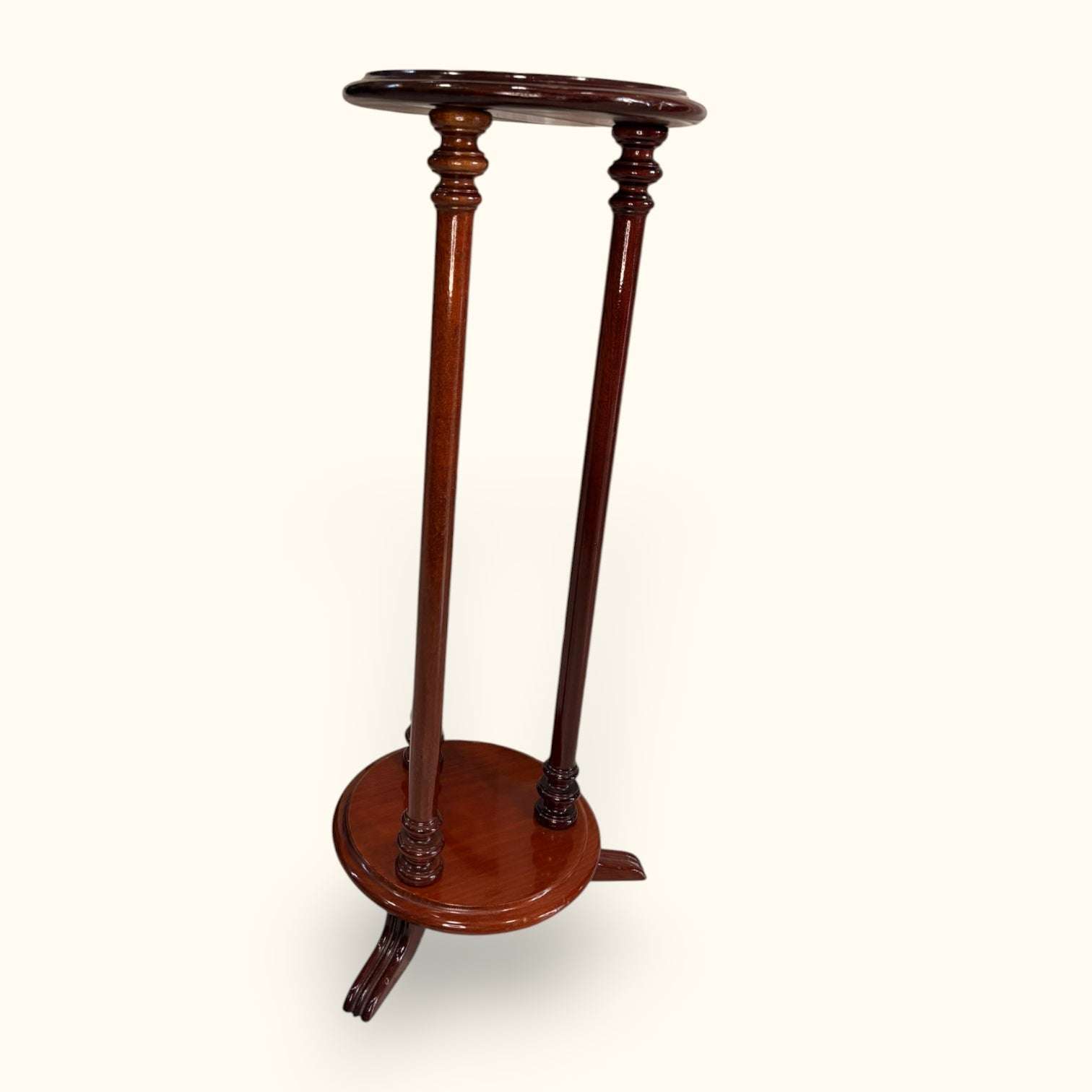 Su función original era servir como soporte alto para destacar una maceta o elemento ornamental, aportando altura, equilibrio y elegancia dentro de salones, recibidores, pasillos o rincones especiales.

