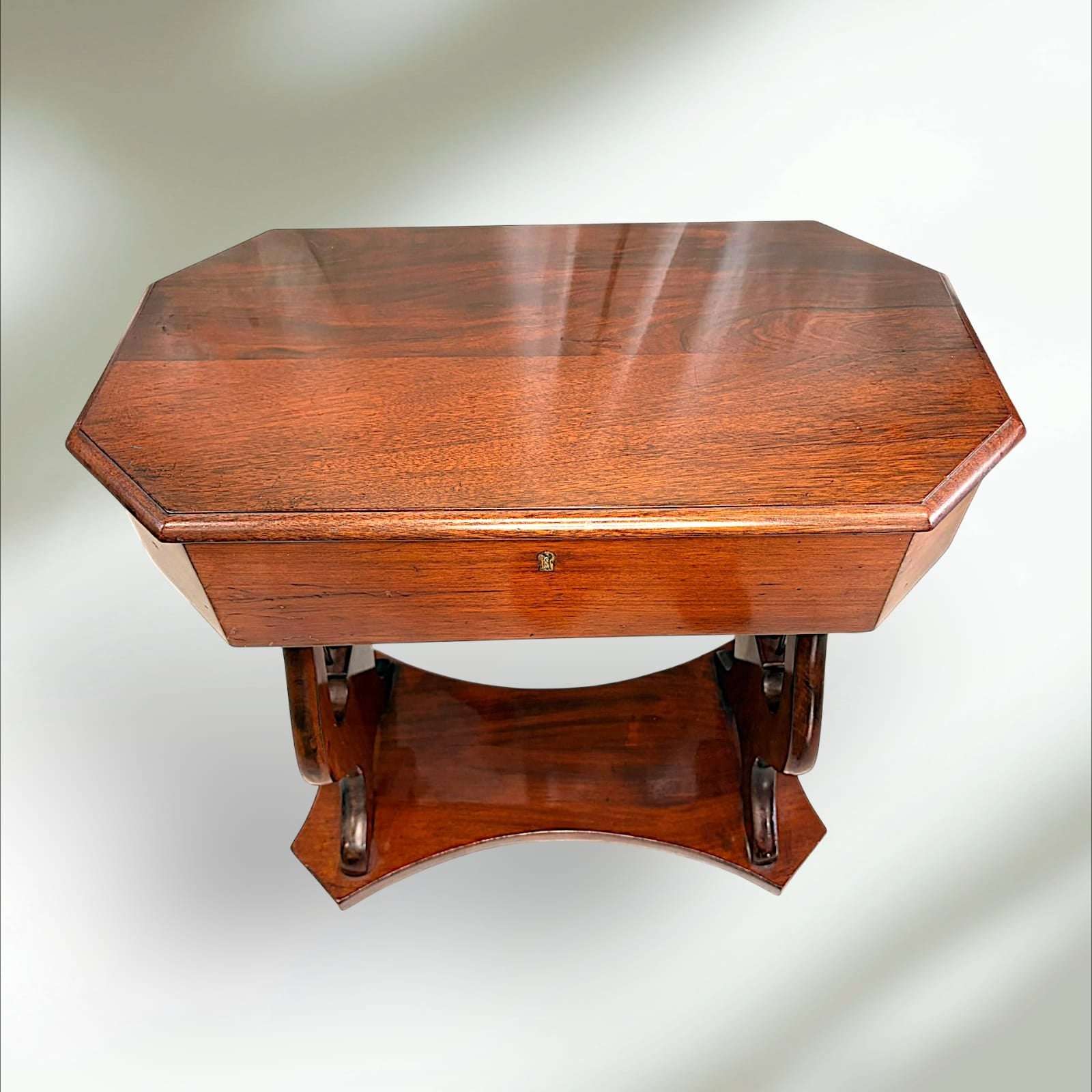 Este Costurero de caoba es una pieza de gran personalidad, pensada originalmente como mesa de costura para guardar hilos, agujas, labores, pequeños útiles y objetos delicados. 