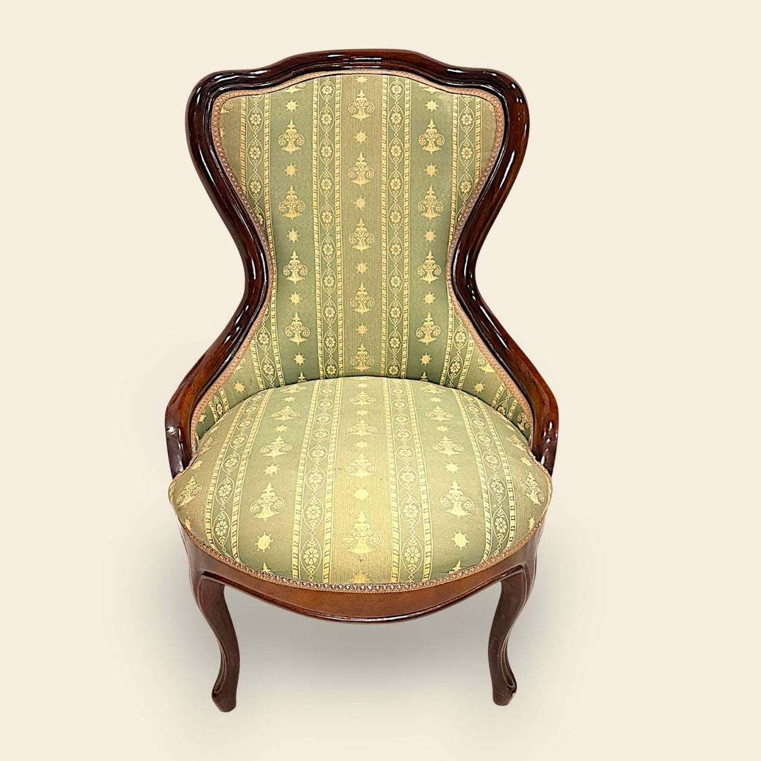 El Sillón funciona como asiento de apoyo, pero también como elemento protagonista dentro de una estancia. En un dormitorio puede colocarse junto a una cómoda, a los pies de la cama o cerca de un armario. 