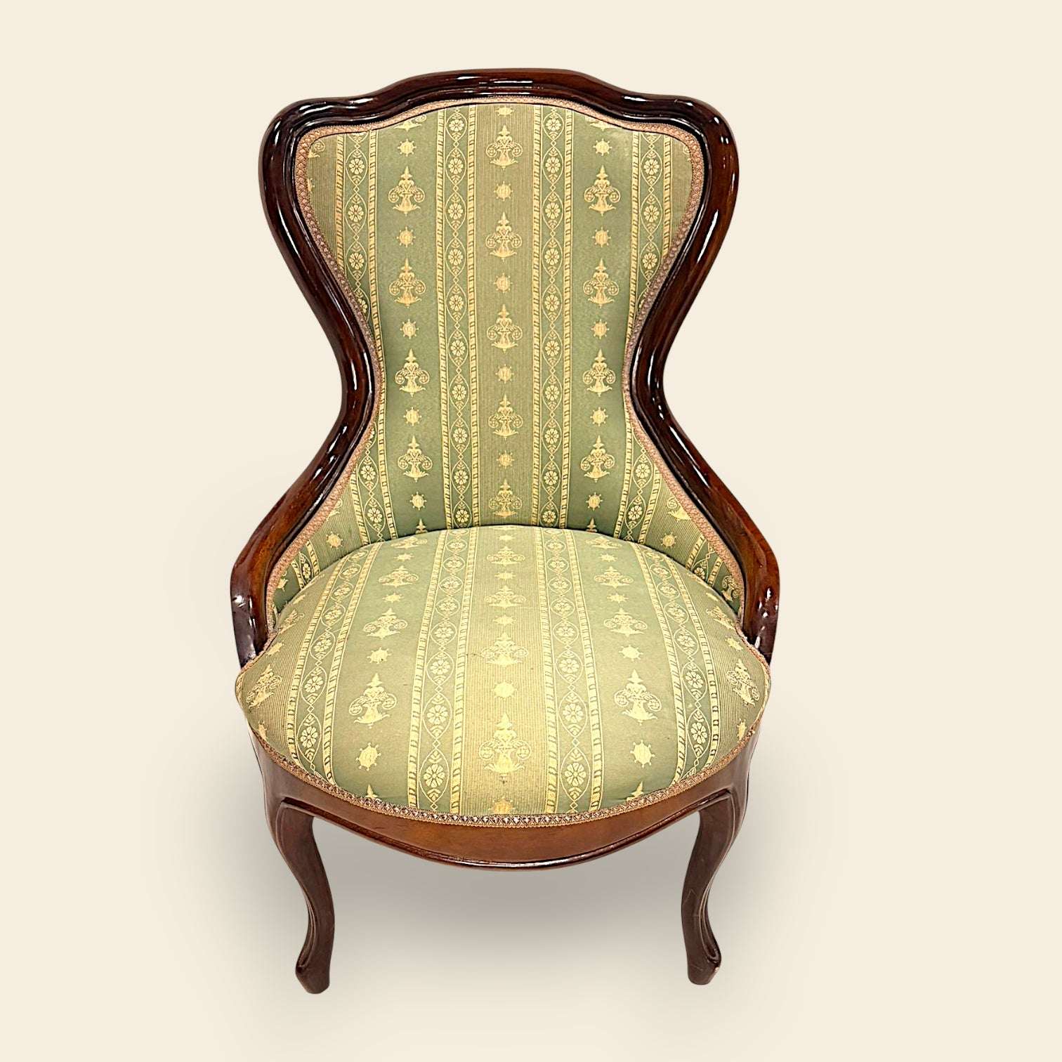 En un vestidor añade comodidad y distinción. En un recibidor o salón crea un punto decorativo especial, perfecto para quienes buscan muebles antiguos con utilidad real.

