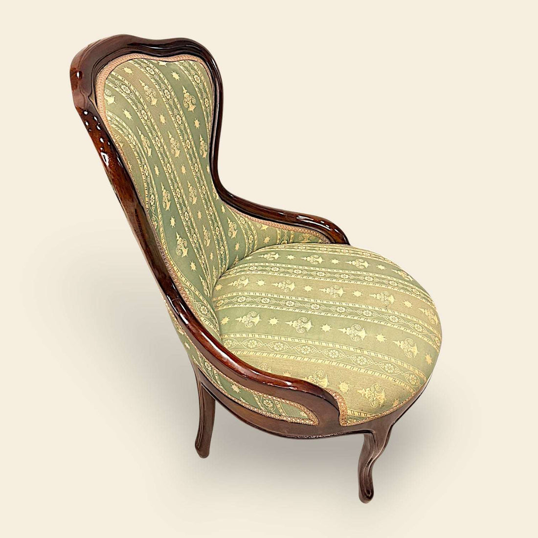 El Sillón funciona como asiento de apoyo, pero también como elemento protagonista dentro de una estancia. En un dormitorio puede colocarse junto a una cómoda, a los pies de la cama o cerca de un armario. 