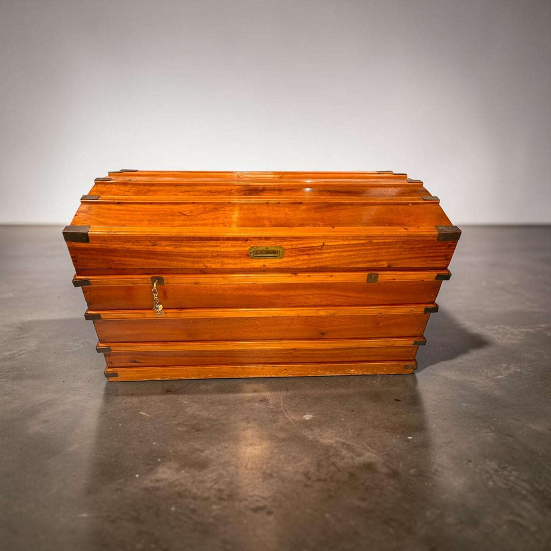 Este Arcón de campaña del siglo XIX en madera de cedro es una pieza con una presencia extraordinaria, pensada originalmente para guardar, proteger y transportar objetos personales, ropa, documentos, textiles o pertenencias de valor durante desplazamientos. 