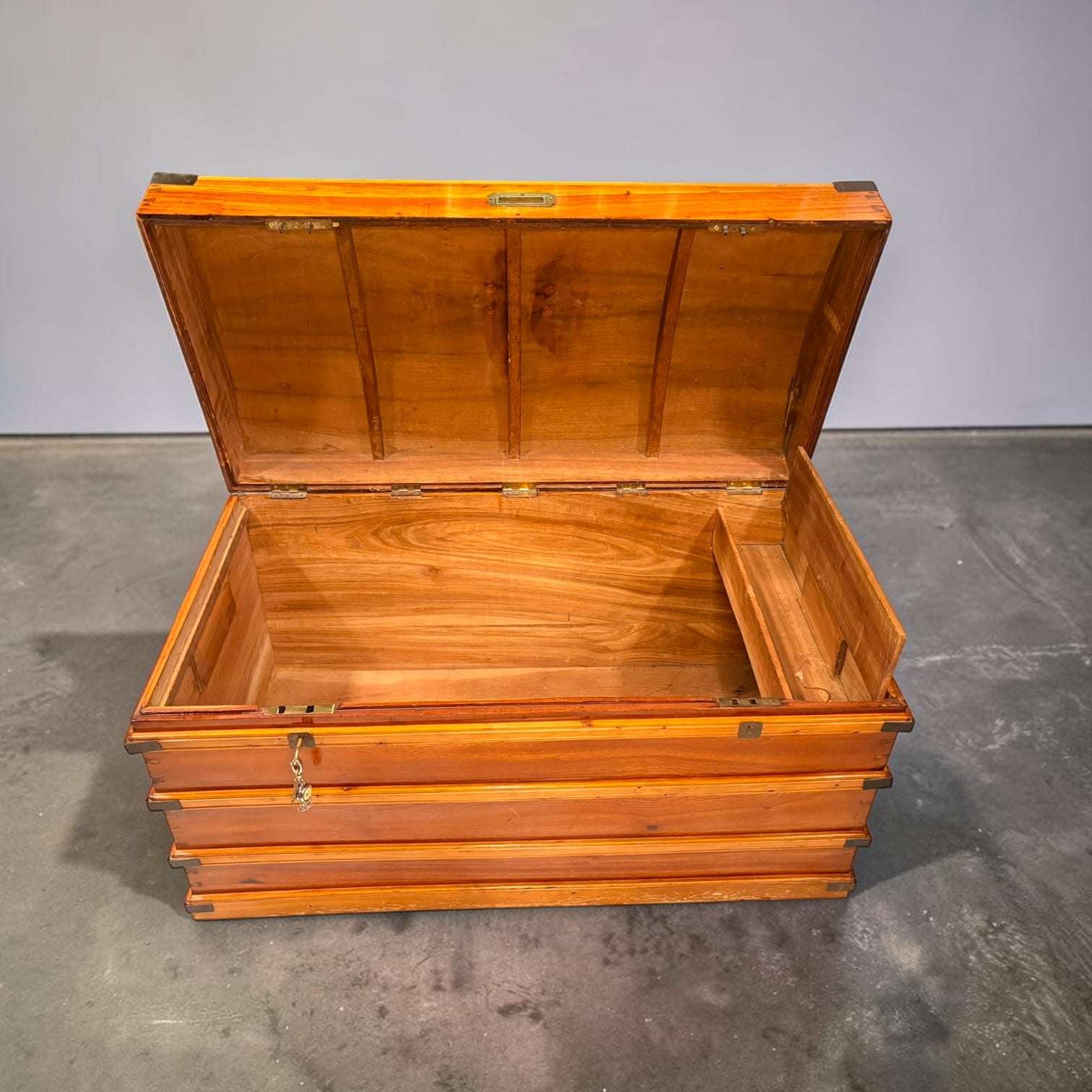  Su madera cálida, sus herrajes y su gran capacidad interior lo convierten en una pieza única, limitada y muy especial.