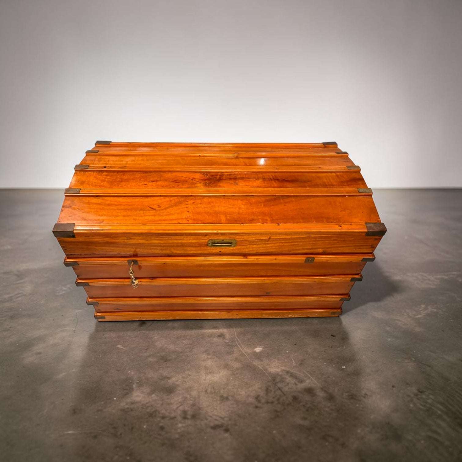  Puede utilizarse como baúl para dormitorio, pieza auxiliar en salón, mueble de recibidor, arcón a los pies de la cama o elemento protagonista en una decoración clásica, colonial, vintage o ecléctica.